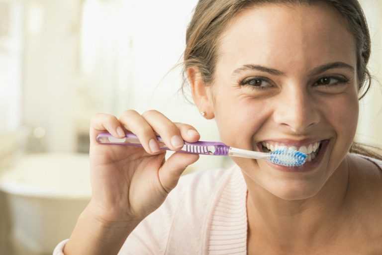 Mistakes-while-teeth-cleaning-can-cause-dental-problems