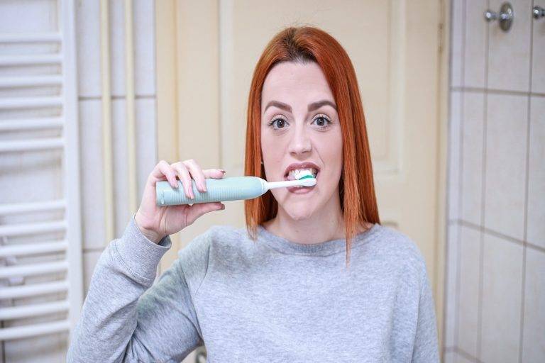 How to Choose Between Hard and Soft Toothbrushes