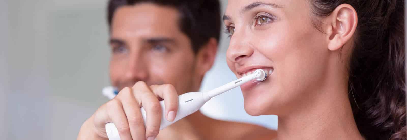 How to use an Electric Toothbrush to Clean Teeth - Sabkadentist