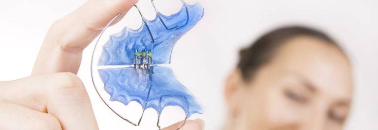 How to Put on Hawley Retainer - Sabka Dentist