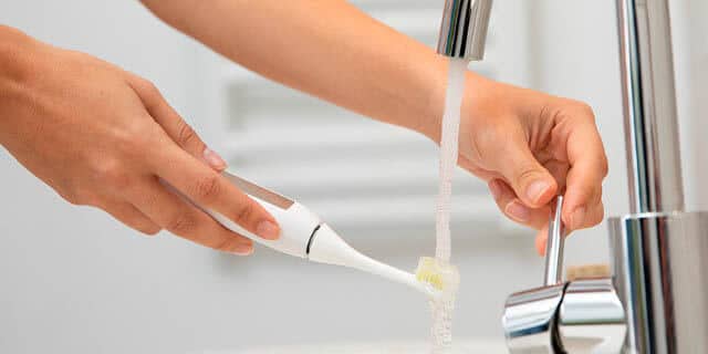 Cleaning your electric toothbrush