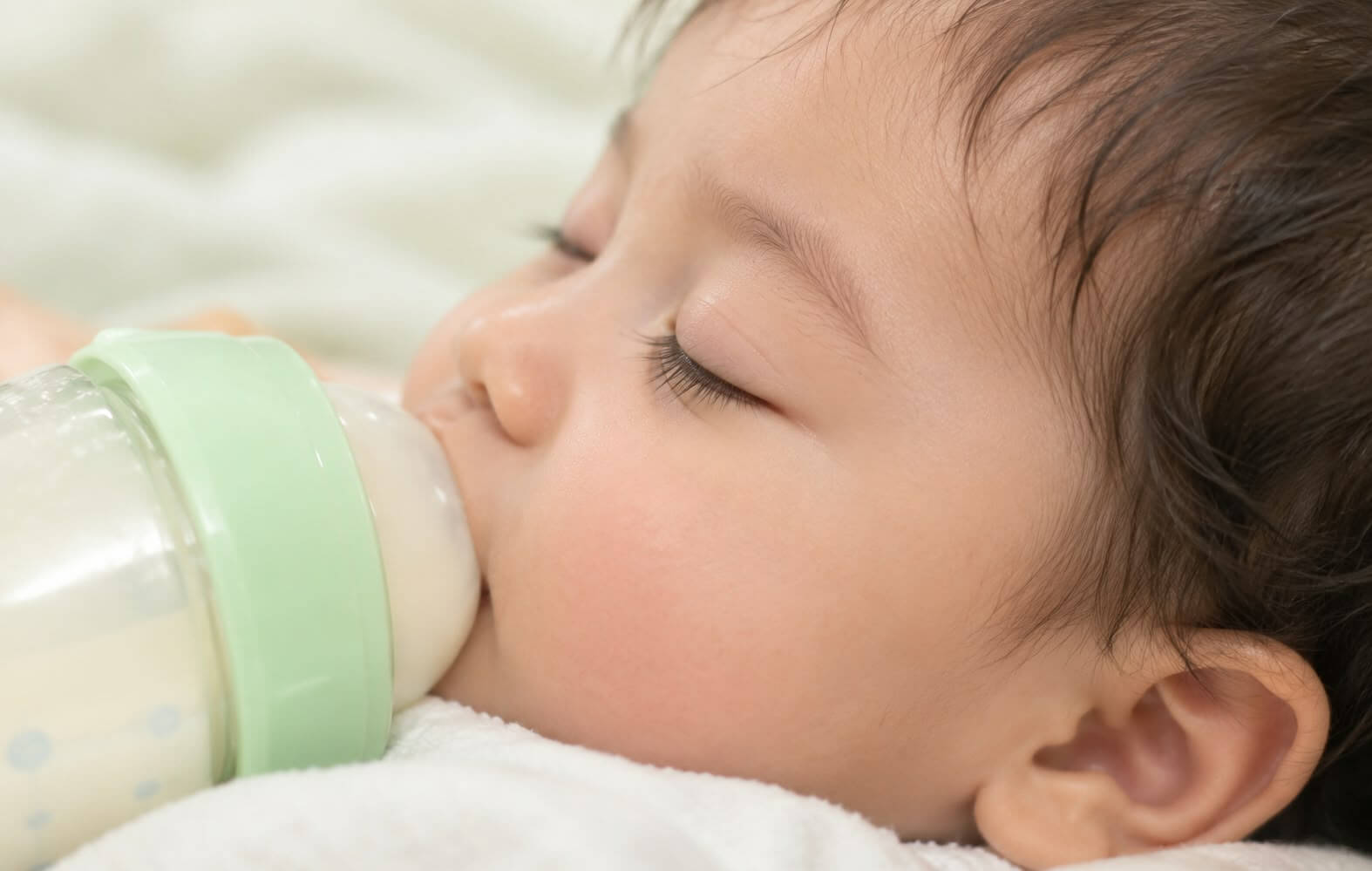 dont engage baby to with sleep with bottle